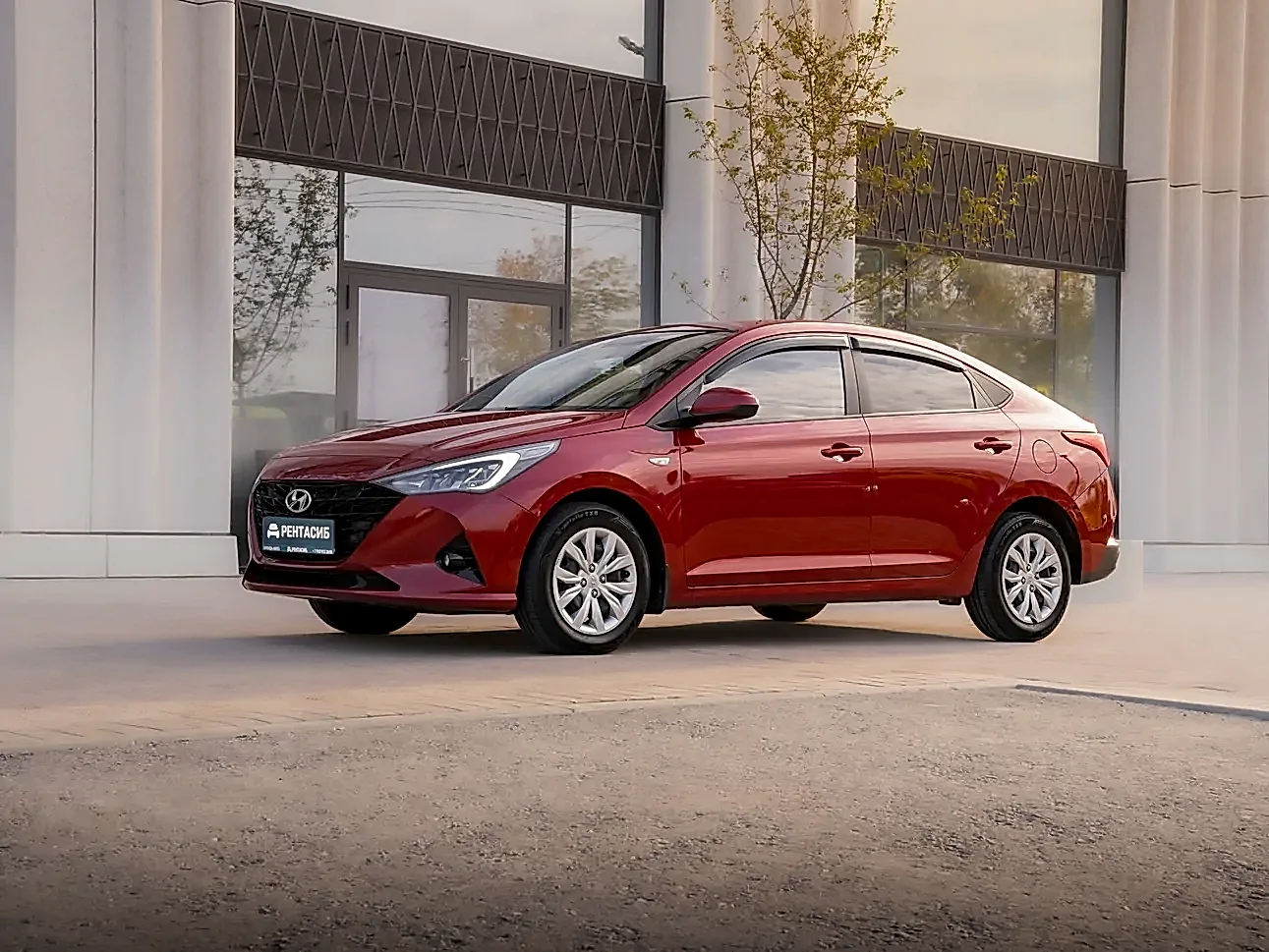 Аренда Hyundai Solaris 2021-2022 Hyundai Solaris - это современный и экономичный автомобиль, с автоматической коробкой передач идеально подходящий для ежедневных поездок, деловых встреч и туристических поездок. Автомобиль оснащен передним приводом, что обеспечивает хорошую управляемость и маневренность на городских дорогах. Бензиновый двигатель с мощностью 124 л.с. гарантирует экономичность и отличную производительность. | site65.local
