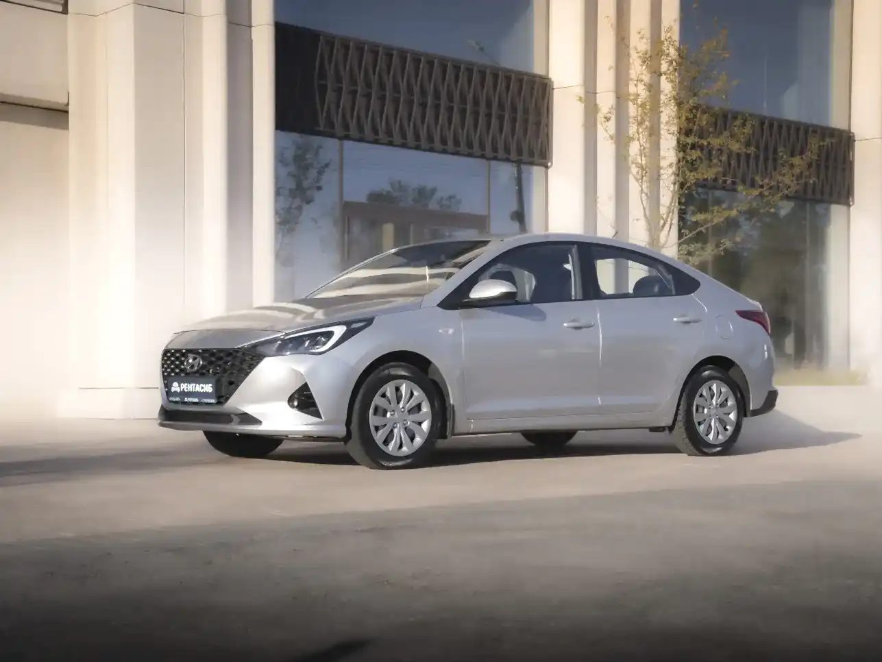 Аренда Hyundai Solaris 2021-2022 Hyundai Solaris - это современный и экономичный автомобиль, с автоматической коробкой передач идеально подходящий для ежедневных поездок, деловых встреч и туристических поездок. Автомобиль оснащен передним приводом, что обеспечивает хорошую управляемость и маневренность на городских дорогах. Бензиновый двигатель с мощностью 124 л.с. гарантирует экономичность и отличную производительность. | site65.local